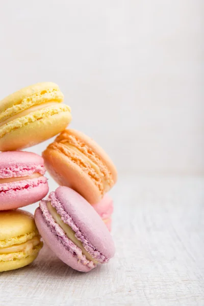 Macarons coloridos em fundo pastel vintage — Fotografia de Stock