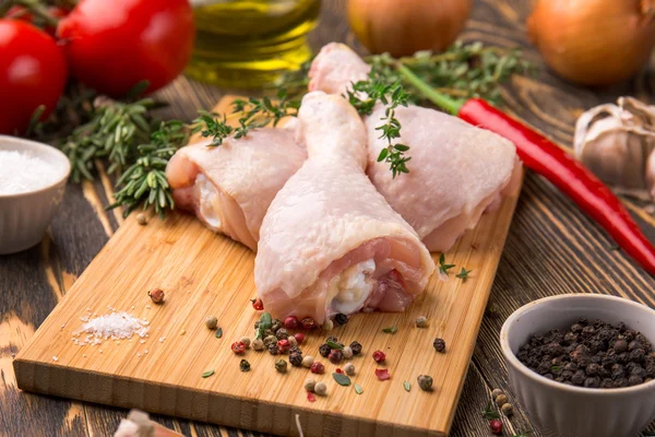 çiğ tavuk budu ve mutfak tahta üzerinde Marine sosu malzemeler