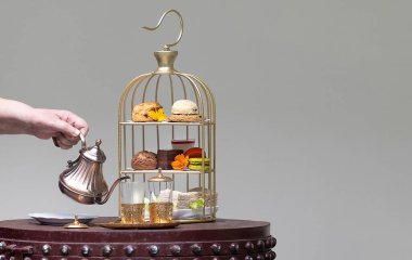 Fas usulü güzel bir çay setinde çeşitli tatlı ve atıştırmalıklarla öğleden sonra çayının keyfini çıkarma süreci..