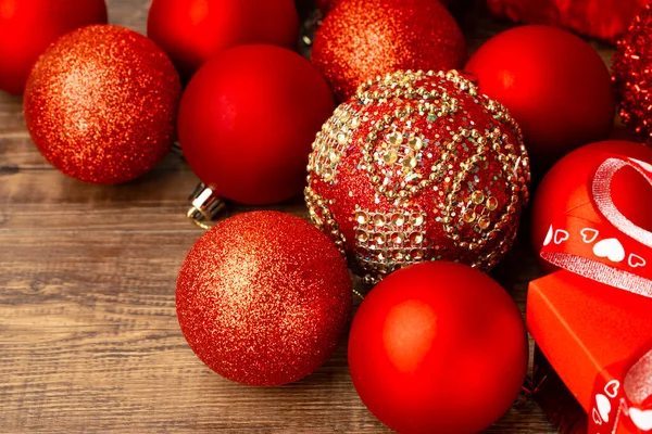 Sortimentos Bugigangas Ornamentais Natal Vermelho Uma Caixa Presente Fundo Madeira — Fotografia de Stock