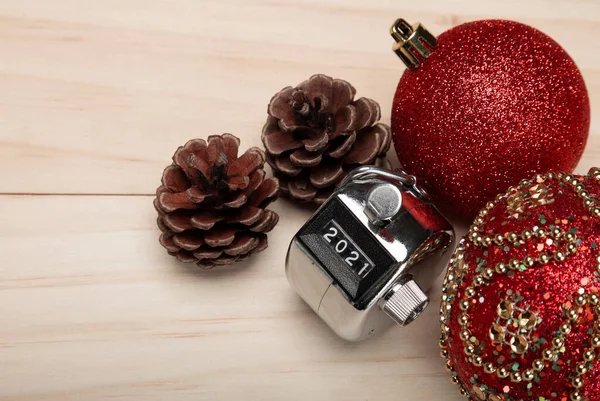 Handheld Counter Showing 2021 Number Red Christmas Baubles Pine Cones — Stock Photo, Image