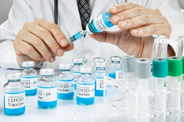 Ein Arzt Füllt Eine Glasspritze Mit Blauer Flüssigkeit Mit Weiteren — Stockfoto
