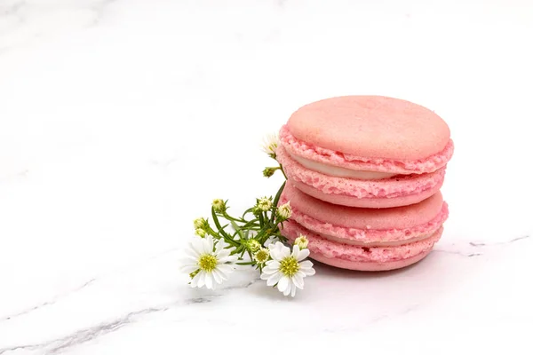 Close Dois Macaroons Rosa Macarons Franceses Pequenas Flores Brancas Fundo — Fotografia de Stock