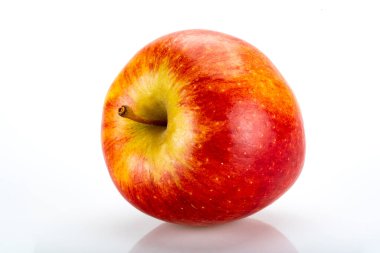 Gala elmasının yakın plan resmi, beyaz arkaplanda izole edilmiş.