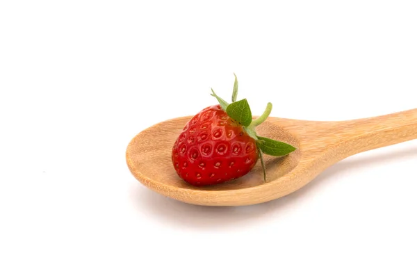 Fresa Fresca Sobre Una Cuchara Madera Aislada Sobre Fondo Blanco — Foto de Stock