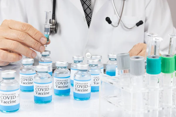 Ein Arzt Oder Wissenschaftler Laborkittel Hält Eine Spritze Mit Flüssigem — Stockfoto