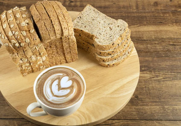 Eine Tasse Cappuccino Und Verschiedene Brotsorten Auf Einem Holztisch — Stockfoto