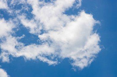 Beyaz bulutlar ve mavi gökyüzü arkaplanı.