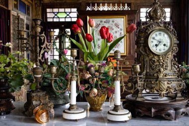 Chiang Mai, Tayland - 29 Ocak 2021: Şık bir restoranın içinde klasik mum tutacağı gibi güzel eşyalar ve antika dükkanının atmosferine sahip özenle hazırlanmış saat.