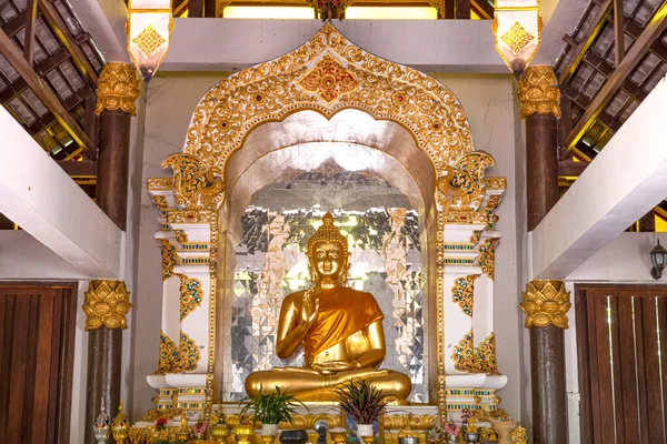 泰国清迈 2021年5月4日 泰国清迈Khuan Phra Chao Lanna 佛教圣地 美丽的佛像 包括坐姿 立姿和坐姿 — 图库照片