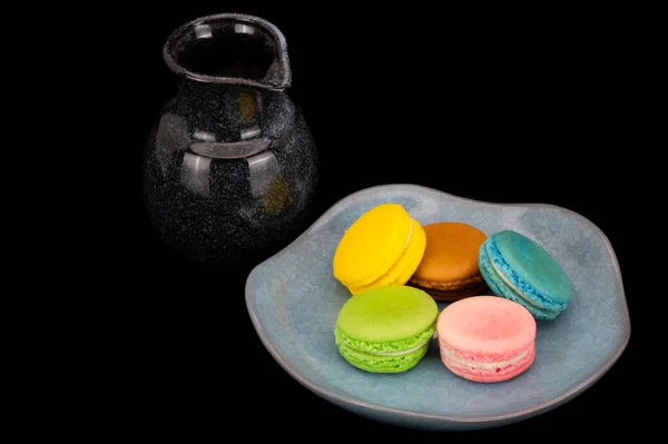 Colorful Macaroons Blue Ceramic Plate Dark Blue Ceramic Jar — Stock Photo, Image