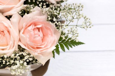 Beyaz ahşap arka planda güzel pembe güller..