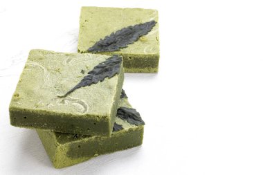 Lezzetli kibrit, kenevirli beyaz çikolatalı kek..