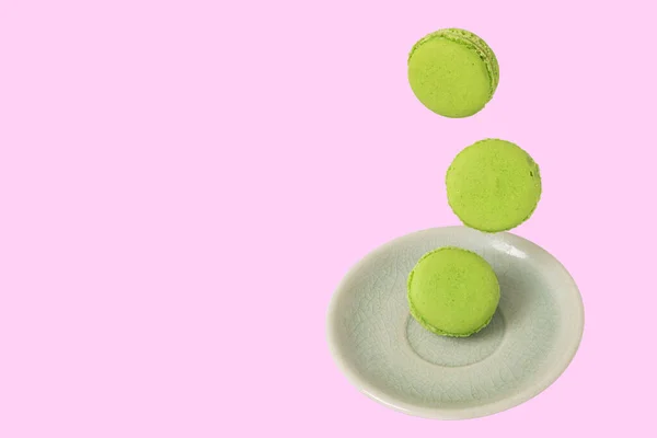 Stücke Grüner Pistazienmakronen Oder Französischer Macarons Fallen Auf Eine Grüne — Stockfoto