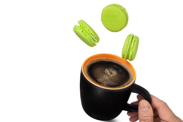 Világos Zöld Macaroons Esik Egy Mágnes Fekete Kávé Elszigeteltség Fehér — Stock Fotó
