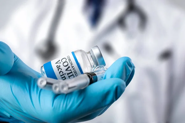 Médecin Distribue Flacon Verre Étiqueté Vaccin Covide — Photo