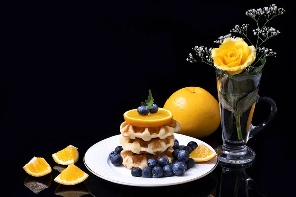 Frukostbord Bestående Våfflor Blåbär Och Apelsin — Stockfoto