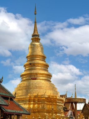 Lumphun, Tayland 'daki Hariphunchai Wat Phra' da altın bir pagoda. .