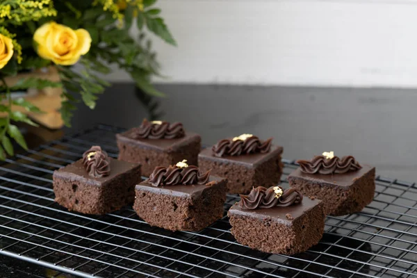 Soğutma Rafında Yenilebilir Altın Kağıtlarla Süslenmiş Taze Yapılmış Çikolatalı Brownie — Stok fotoğraf