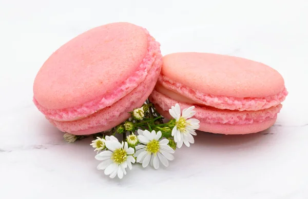 Aproape Două Macaroane Roz Sau Macaroane Franceze Fundal Marmură Albă — Fotografie, imagine de stoc