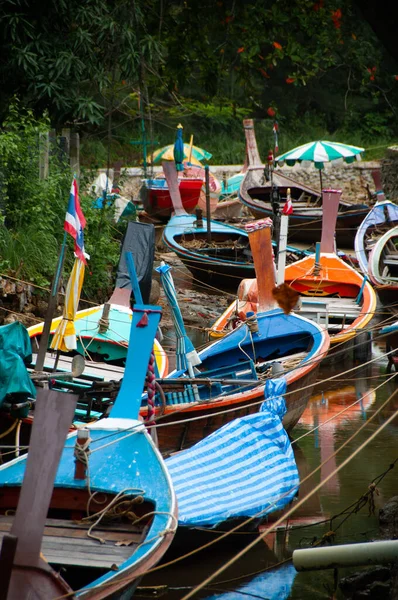 Nombreux Bateaux Pêche Thaïlandais Colorés Longtail Dans Petit Canal Pendant — Photo