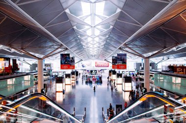 30 Mayıs 2013 Nagoya, Japonya - Nagoya Chubu Centrair Havaalanı 'nın çatısından doğal ışık alan modern iç mimari ve kiriş tavan yapısı. Uluslararası havaalanındaki insan ve yolcular