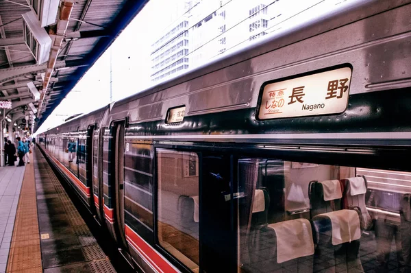 2013年5月30日日本名古屋 日本名古屋站Jr Chuo主线站台上 日本乘客在黄线后行走的日本名古屋列车 — 图库照片