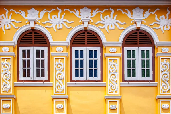 23 Mayıs 2020 Phuket, Tayland - Eski Phuket Renkli Sino Portekiz evi klasik cephe dış mimarisi ile Phuket Eski kasaba bölgesinden.