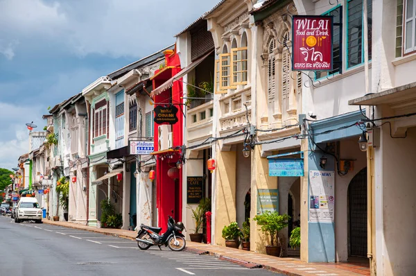 23 Mayıs 2020 Phuket, Tayland Phuket - Phuket Eski kasaba bölgesinde ön cephede asılı kırmızı Çin fenerli renkli eski Phuket Sino Portekiz evi.