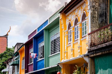 23 Mayıs 2020 Phuket, Tayland - Eski renkli Phuket Sino Portekiz evi ve Phuket Eski kasaba bölgesindeki Soi Romanee ünlü konağı.