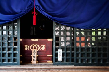 Hasedera Tapınağı 'ndaki Saisen-bako, dua etmek ve içine bozuk para koymak için bir bağış kutusu.