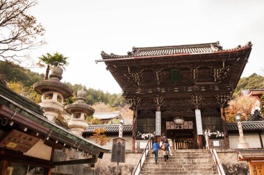 OCT 29, 2011 Nara, JAPAN: Hasedera Tapınağı dağlarda yer almaktadır ve 6. yüzyılda kurulmuştur. Kiraz çiçekleri ve sonbahar yapraklarıyla ünlüdür..