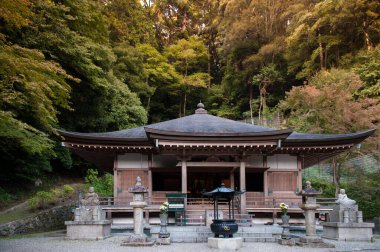 Hasedera Tapınağı dağlarda yer almaktadır ve 6. yüzyılda kurulmuştur..