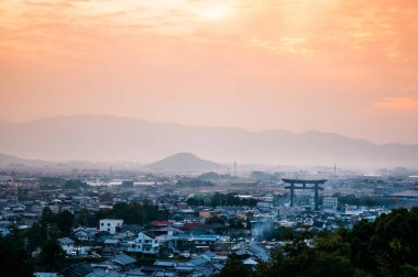 Miwa kasabası, Sakurai, Nara, Japonya 'nın gün batımı manzarası ve dağı