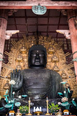 Daibutsuden, Japonya, Nara 'daki Todaiji Tapınağı' nın ana salonundaki büyük Buda heykeli.