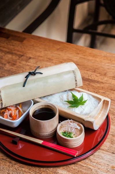 冷やした醤油と竹板の日本の白小麦麺 — ストック写真