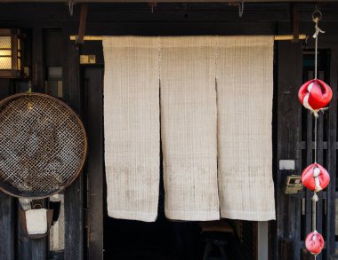 Noren - Japon mağaza perdesi ve Sarubobo bebekleri