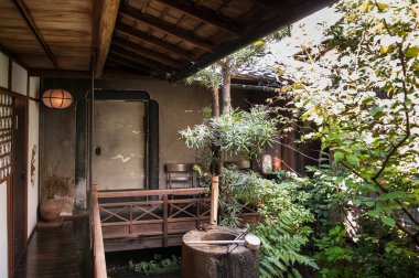 NOV 1, 2011 Nara, JAPAN: Eski Japon evi ve bambu çeşmesi