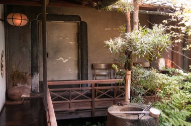 NOV 1, 2011 Nara, JAPAN: Eski Japon evi ve bambu çeşmesi