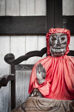 Japon tapınağında tahta Buda heykeli
