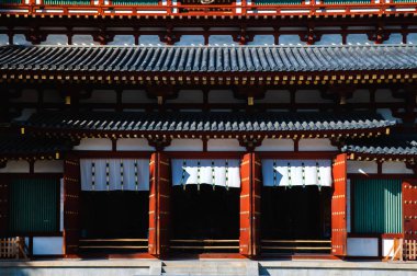 Japonya, Nara 'daki Yakushiji tapınağının ön girişi..