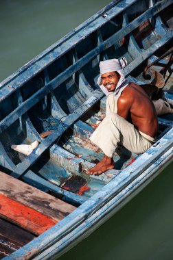 5 Haziran 2010 Phuket, Tayland Chalong Körfezi 'nde uzun kuyruklu balıkçı teknesinde bronzlaşmış güzel bir cilde sahip yerel balıkçı.