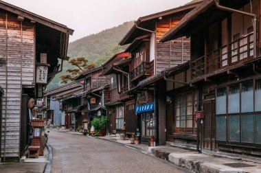 29 Mayıs 2013 Nagano, Japonya - Eski ahşap ev ve Narai-Juku 'nun dar caddesi Nakasendo yolu, Edo dönemi eski Tokyo ve Kyoto arasındaki orta nokta kasabası
