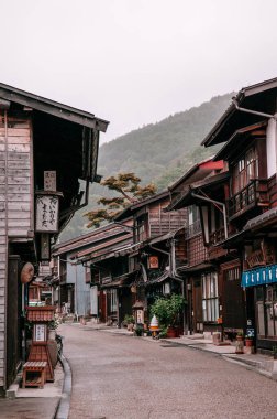29 Mayıs 2013 Nagano, Japonya - Eski ahşap ev ve Narai-Juku 'nun dar caddesi Nakasendo yolu, Edo dönemi eski Tokyo ve Kyoto arasındaki orta nokta kasabası