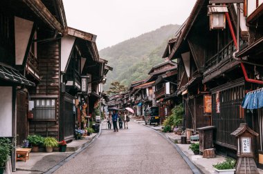 29 Mayıs 2013 Nagano, Japonya - Eski ahşap ev ve Narai-Juku 'nun dar caddesi Nakasendo yolu, Edo dönemi eski Tokyo ve Kyoto arasındaki orta nokta kasabası