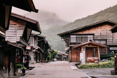 29 Mayıs 2013 Nagano, Japonya - Eski ahşap ev ve Narai-Juku 'nun dar caddesi Nakasendo yolu, Edo dönemi eski Tokyo ve Kyoto arasındaki orta nokta kasabası