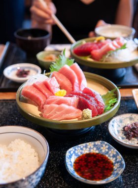 Japon usulü taze Tuna Sashimi Toro Otoro Maguro Chutoro Japon usulü tepsi servis ediliyor..