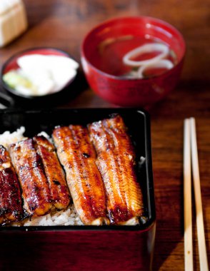 Mangal kömürü unagi yılan balığını pilav ya da Japon unagi donburi (Unadon) pilav tarifi ile kızarttı, Narita, Chiba, Japonya 'nın ünlü sokak yemekleri.