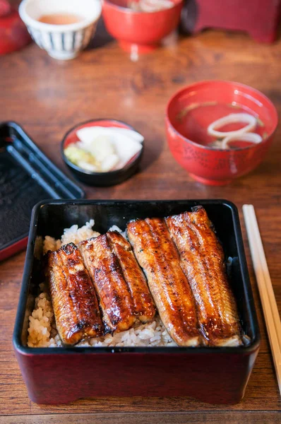 Mangal kömürü unagi yılan balığını pilav ya da Japon unagi donburi (Unadon) pilav tarifi ile kızarttı, Narita, Chiba, Japonya 'nın ünlü sokak yemekleri.