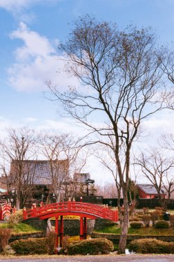 21 Kasım 2013 Hokkaido, JAPAN - Noboribetsu Tarihi Jidaimura Eski Edo Tarihi Köyü Kırmızı Köprüsü Hokkaido, Japonya.
